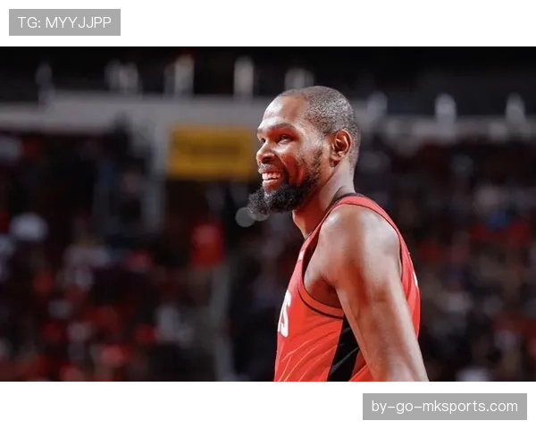 杜兰特凭借极致的中距离跳投制造错位，高效单打能力彻底拉开战术空间